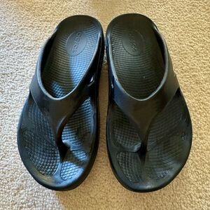OOFOS Black Comfort Flip Flops - Sz 7